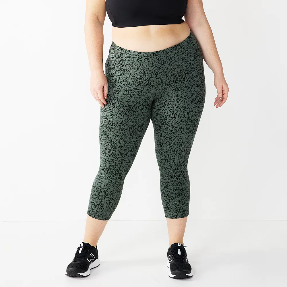 Plus Size Tek Gear® Essential High-Waisted Capri Leggings - Image 3